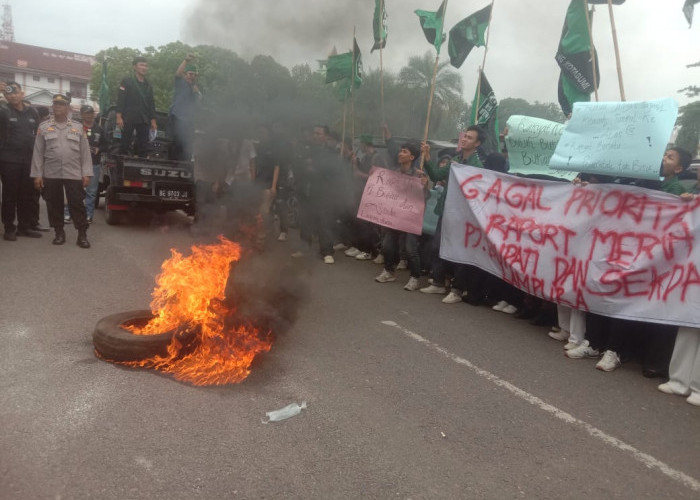 Aksi Demonstrasi Mahasiswa HMI Lampung Utara Memanas, Bakar Ban hingga Terjadi Bentrokan  