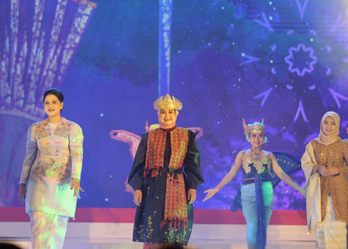 Riana Sari Ikuti Fashion Show, Disaksikan oleh Ibu Negara Iriana Jokowi