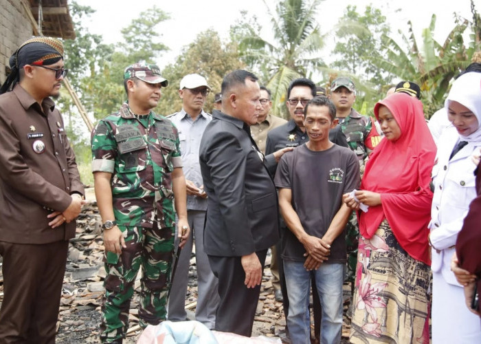 Bupati Lampung Selatan Nanang Ermanto Beri Bantuan Korban Kebakaran di Desa Purwotani