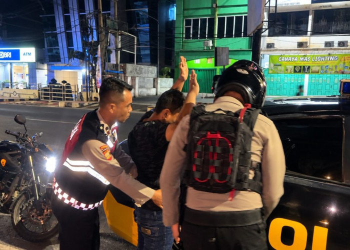 Bikin Geger Depan Bank BRI Raden Intan, Pria Diamankan dengan Dua Senjata Tajam