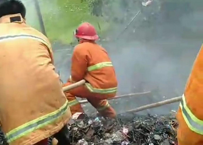 Kebakaran TPS di Sumber Jaya, SIBAT PMI Lampung Barat Kembali Diterjunkan