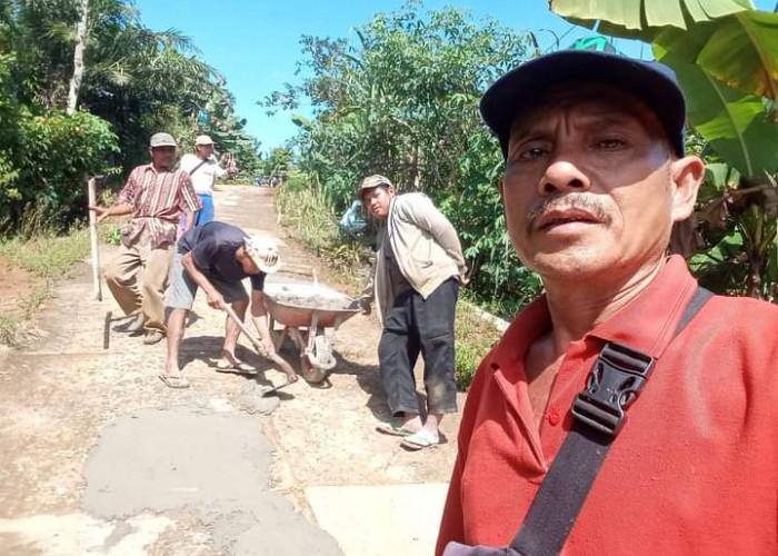 Warga Pekon Sukaraja Swadaya Perbaiki Jalan Kabupaten 