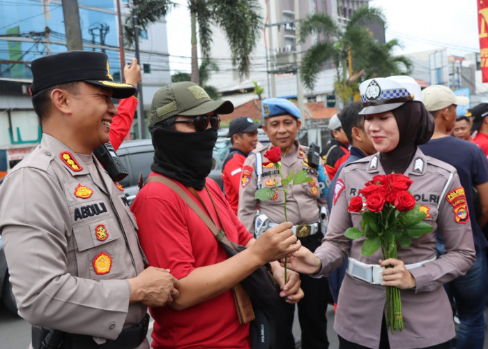 May Day, Polisi di Bandar Lampung Bagikan Makanan Gratis Kepada Peserta Unjuk Rasa