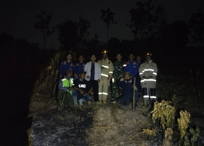 Kebakaran Lahan di Campang Jaya, Damkarmat Bandar Lampung Lakukan Pendinginan