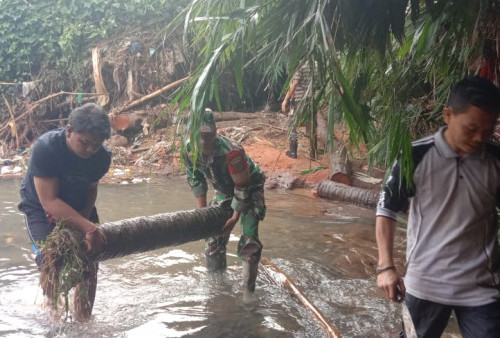 Cegah Banjir, Koramil Kedaton Bersama Warga Lakukan Gerebek Sungai 