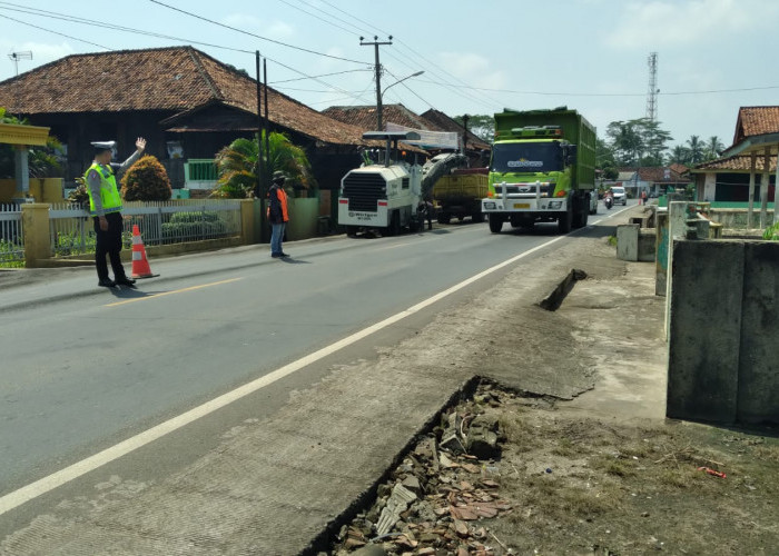 Cegah Lakalantas, BPJN Bersama Polres Lampung Utara Lakukan Perbaikan Jalan