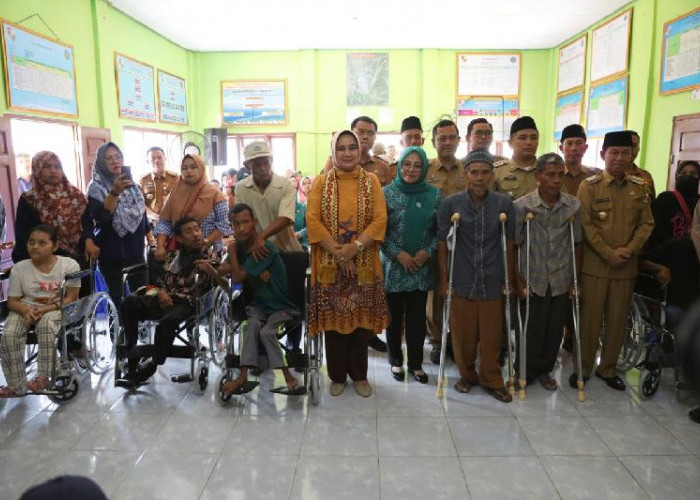 Riana Sari Tutup Kegiatan Unit Pelayanan Sosial Keliling di Balai Desa Kembang Lampura