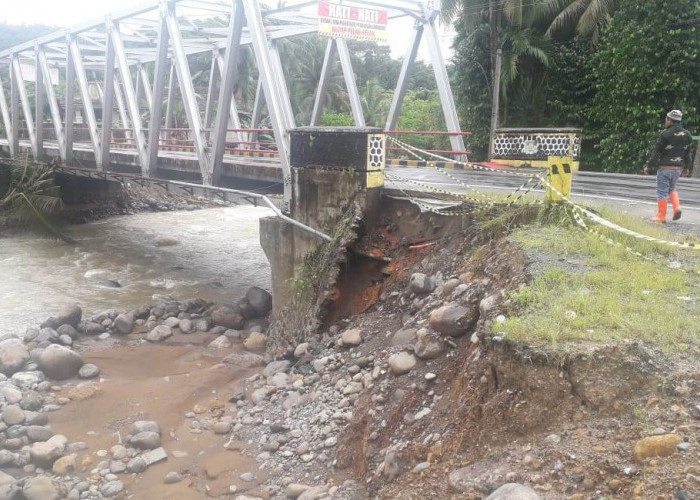 Dinding Pengaman Jembatan Way Batu Raja Amblas, Satker PJN Segerakan Penanganan Darurat