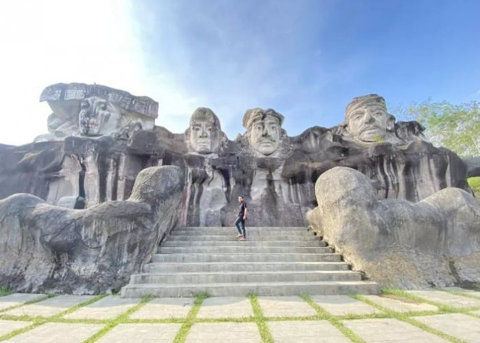 Patung 4 Marga Tulang Bawang Barat: Simbol Persatuan dalam Keberagaman