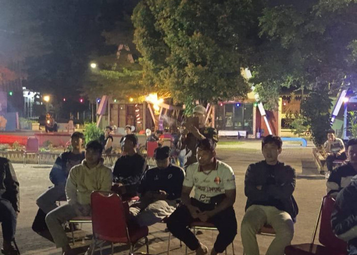 Nobar Piala Dunia 2026, Babinsa Kodim 0410/KBL Perkuat Kedekatan dengan Masyarakat