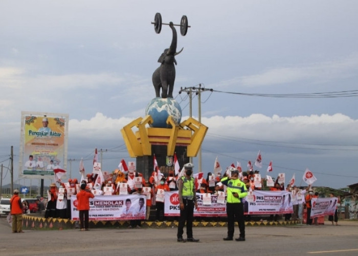 Puluhan Personel Polres Pringsewu Amankan Aksi Kader PKS Pringsewu