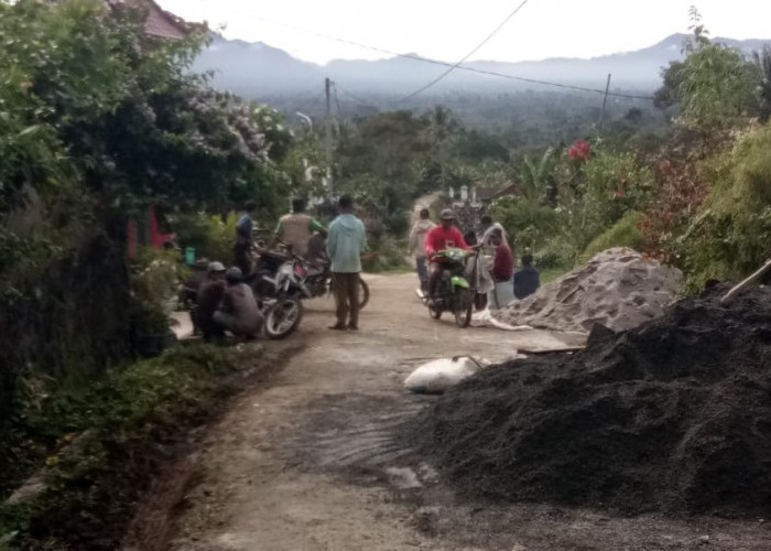 Warga Kampung Bali Pekon Sri Menanti Swadaya Gotong Royong Perbaiki Jalan Lingkungan 