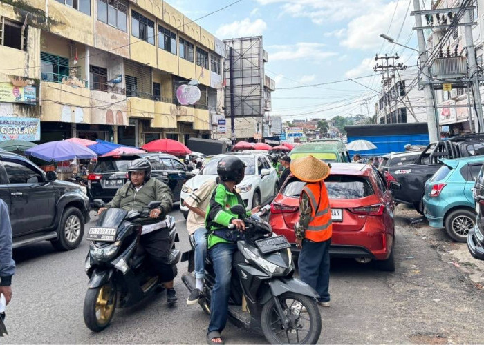 Parkir Sembarangan Picu Macet di Pasar Bambu Kuning Jelang Nataru