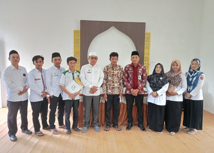 Peluk Agama Islam, Putra Rafael Marbun Terima Zakat Asnaf 