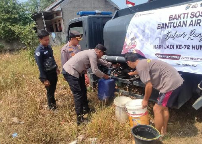 Jelang Hari Jadi Humas Ke-72, Bidhumas Polda Lampung Bagikan Air Bersih ke Masyarakat