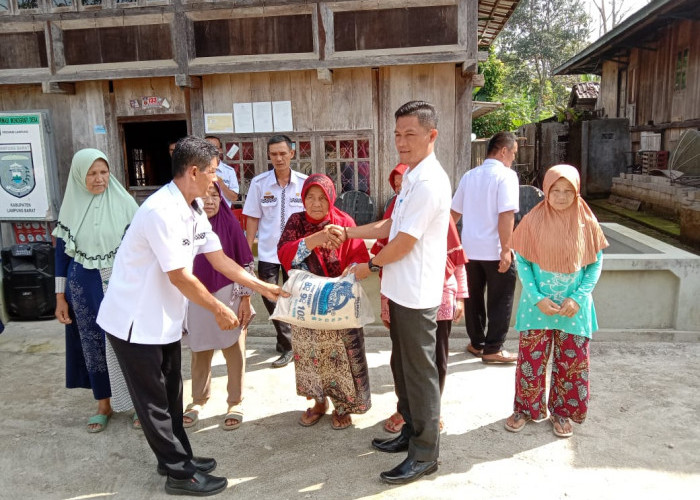 Bantuan Beras CPP untuk 172 KPM di Pekon Turgak Dibagikan