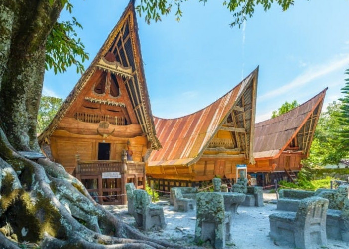 Rumah Bolon: Warisan Arsitektur Tradisional Suku Batak di Samosir