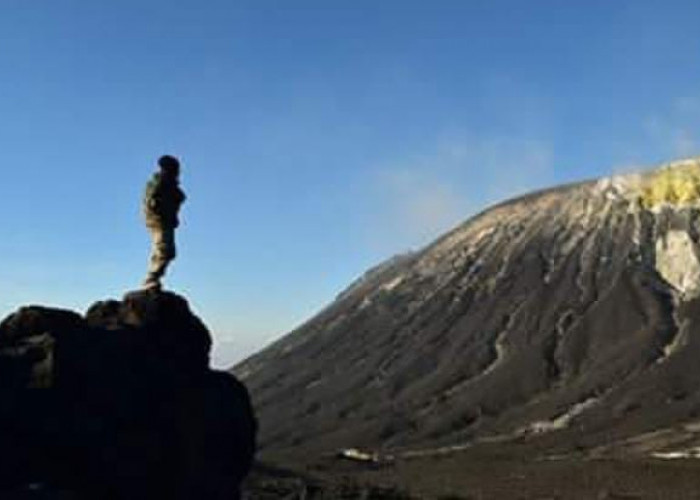 Gunung Ile Api Lembata, Pesona Puncak Sakral dengan Panorama Laut Flores