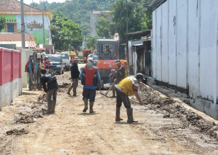 Pasca Banjir, Warga dan Petugas Bersihkan Lingkungan di Panjang Utara