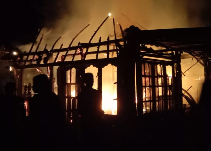 Rumah Seorang Guru di Pekon Trimulyo Ludes Terbakar Tengah Malam