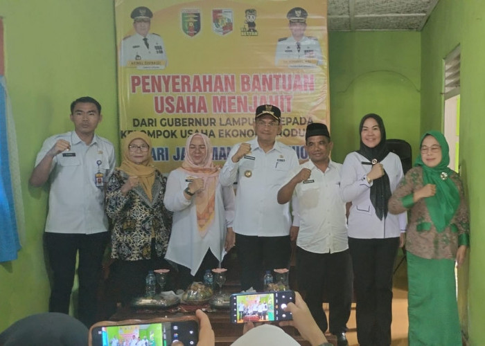 Pj Bupati Lampung Utara Aswarodi Serahkan Bantuan 5 Unit Mesin Jahit