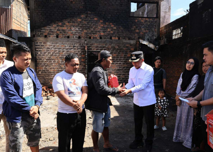 Parosil Tinjau Korban Kebakaran di Balik Bukit, Dorong Koordinasi BPBD dan PLN