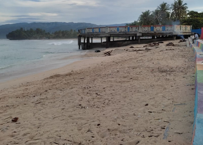 30 Petugas Jaga Kebersihan Pantai Labuhan Jukung Setiap Hari