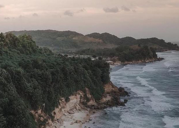 Pantai Pacar Tulungagung, Sebuah Pelarian Sunyi di Kaki Perbukitan Selatan