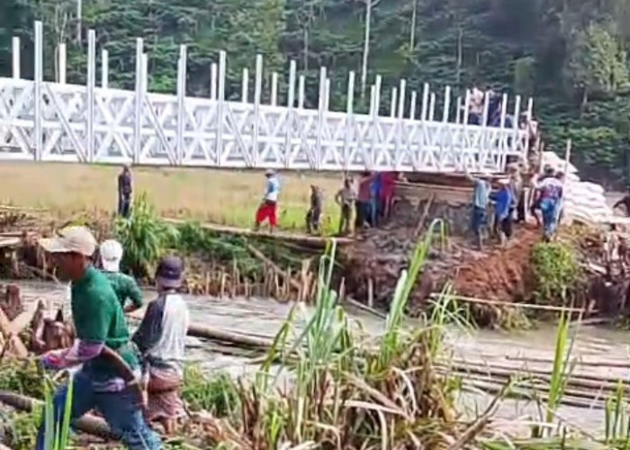 Gotong Royong Warga, Jembatan Baja di Pura Laksana Mulai Dibangun
