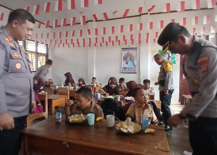 Polisi Bagikan Ratusan Paket Makanan Bergizi Gratis untuk Siswa SD di Bandar Lampung, Dukung Program Asta Cita