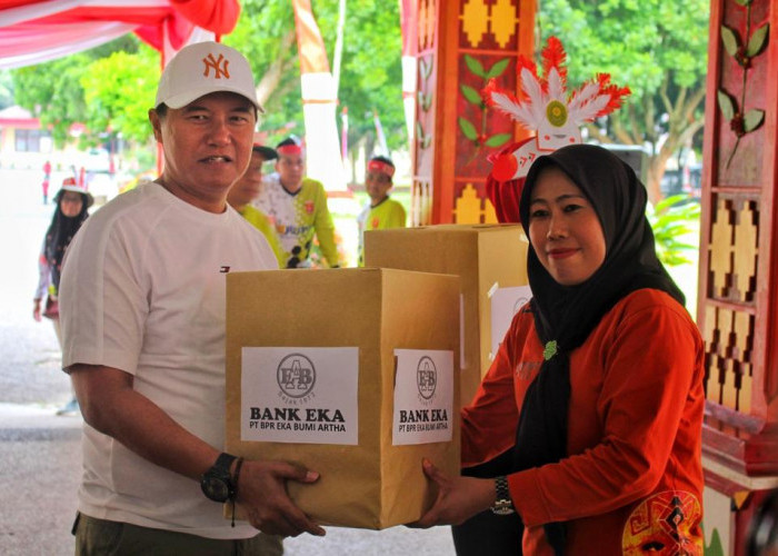 Pj Bupati Lampung Barat Serahkan Hadiah Kepada Pemenang Lomba Permainan Tradisional