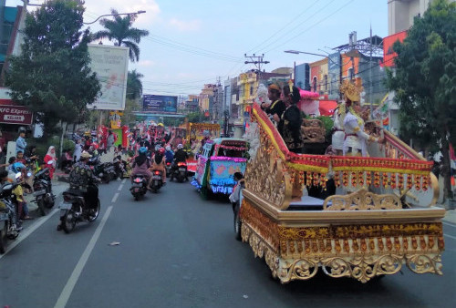 Masyarakat Bandarlampung Antusias Saksikan Festival Mobil Hias dan Pawai Budaya