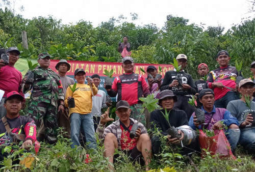 Lestarikan Hutan Adat, Pekon Bedudu Tanam Ribuan Bibit Pohon 