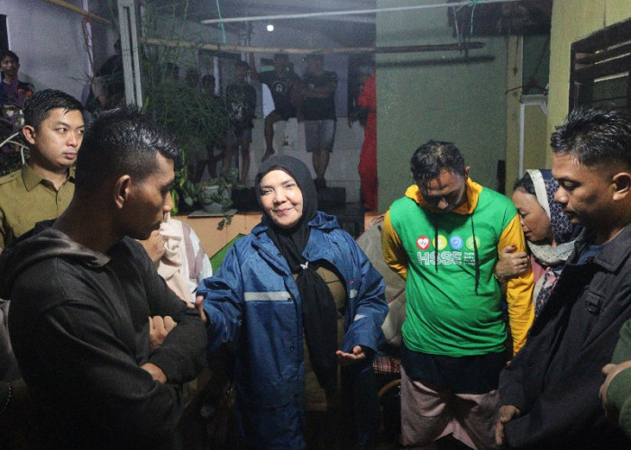 Wali Kota Eva Dwiana Tinjau Korban Banjir Bandang di Garuntang, Serahkan Bantuan untuk Keluarga Terdampak