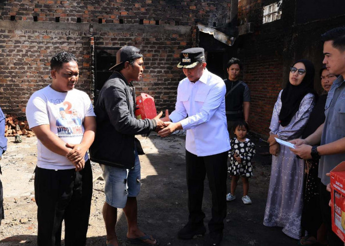 Bupati Parosil Tinjau Korban Kebakaran di Taman Jaya, Soroti Bahaya Korsleting Listrik