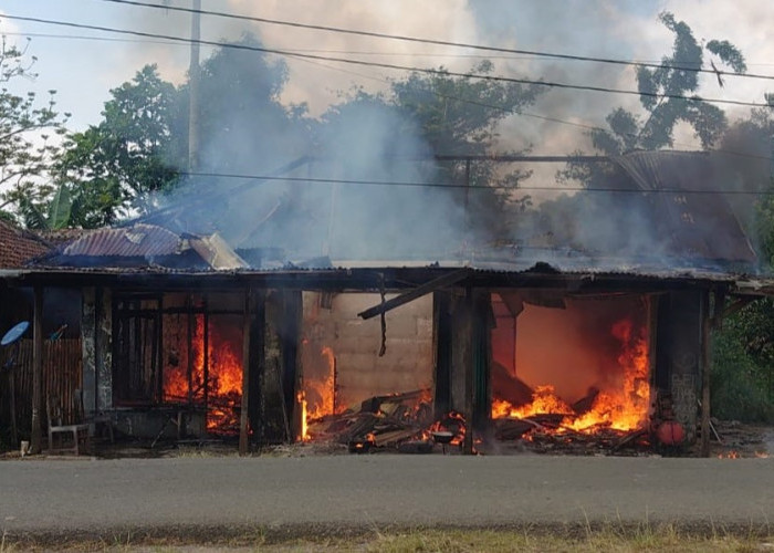 Diduga Kebakaran Bengkel Warga Pekon Semarang Jaya Berasal Dari Pengisian BBM 