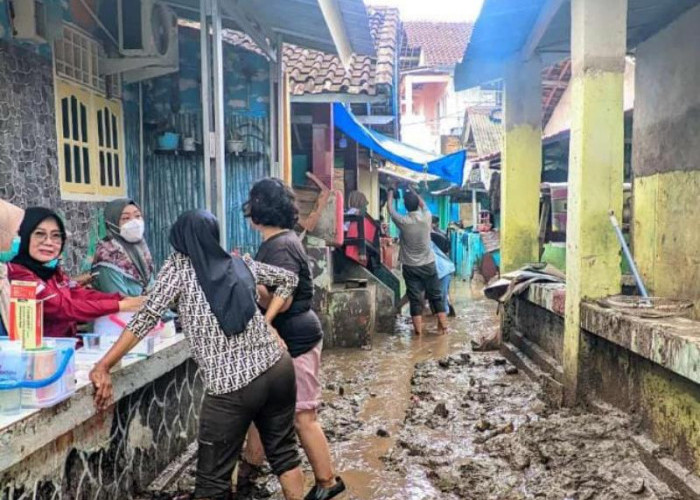 Pasca Banjir, Warga Bandar Lampung Bersihkan Lokasi dan Mulai Masa Pemulihan