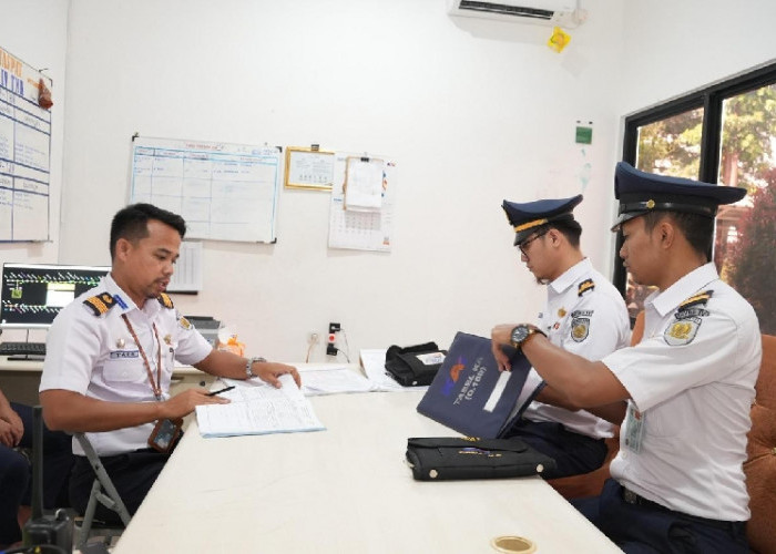Dedikasi Tanpa Henti Pegawai KAI Tetap Bertugas di Tengah Libur Lebaran 2026