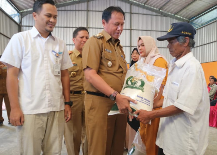 Nukman Launching Pendistribusian Bantuan Beras 33 Ton Lebih dari Badan Pangan Nasional