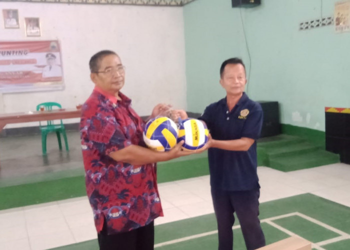 Dispora Lampung Salurkan Peralatan Bola Voli kepada Desa Karanganyar 