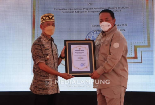 Gubernur Arinal Beri Penghargaan Kepada Bupati Pringsewu