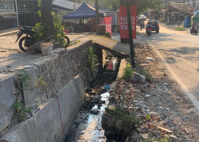 Sampah di Selokan Jalan Kepayang Ganggu Kenyamanan Warga dan Pedagang