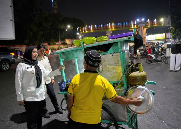 Walikota Eva Dwiana Bagikan Kompor Gas Gratis untuk Pelaku UMKM