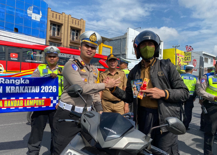 Satlantas Polresta Bandar Lampung Bagi Helm dan Cokelat di Operasi Keselamatan 2026