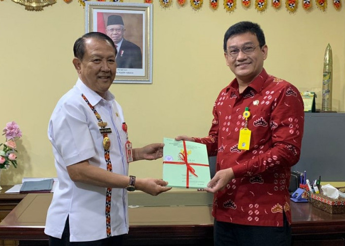 BPN Lampung Barat Serahkan 90 Sertifikat Tanah Hak Pakai 