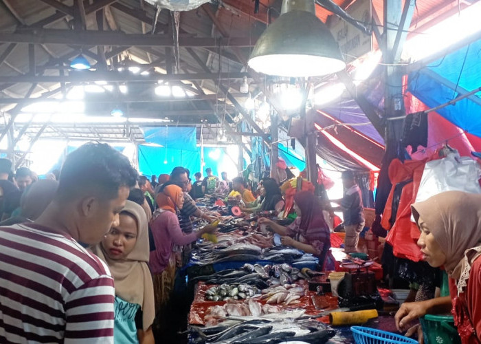Jelang Malam Tahun Baru, Omset Pedagang Ikan di Pasar Gudel Naik 3 Kali Lipat