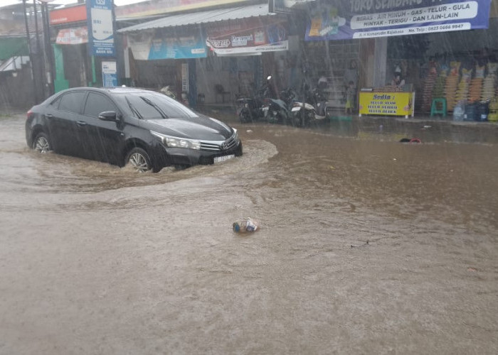 Banjir di Rajabasa Sebabkan Sejumlah Motor Mogok dan Arus Lalu Lintas Terganggu