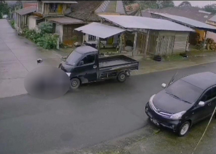 Terekam CCTV, Grand Max Tabrak Pengendara Sepeda Motor Sedang Parkir, Sopir Langsung Diamankan