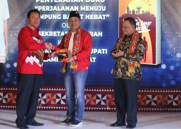 Refleksi Pembangunan 2017-2022, Parosil-Mad Hasnurin Terima Buku 'Perjalanan Menuju Lampung Barat Hebat'