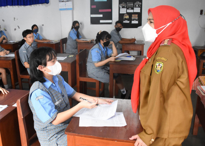 Memperingati Hardiknas di 2023, Walikota Eva Dwiana Mengunjungi Salah Satu Sekolah